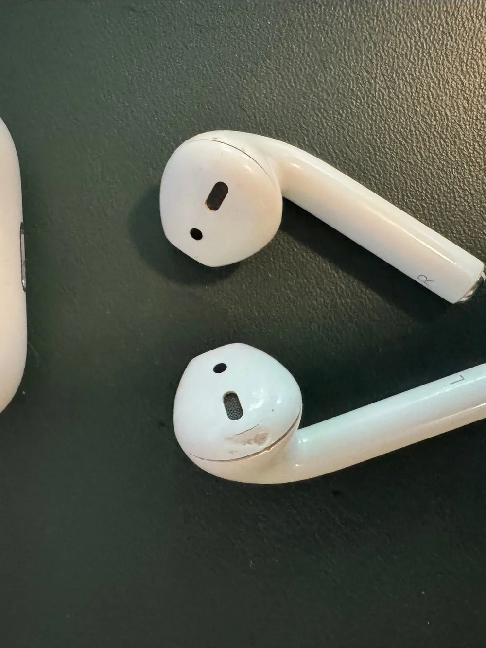 Apple AirPods 2 (only right bud works)